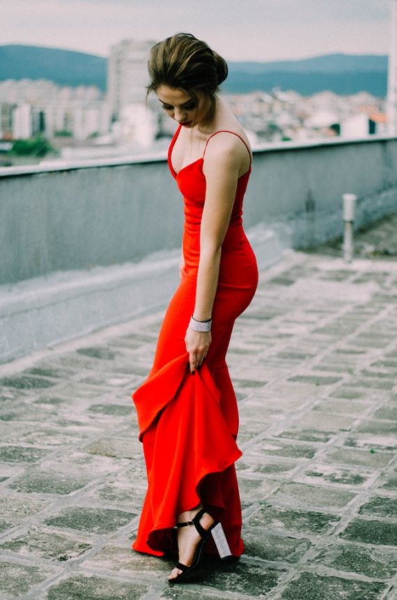 szpilki stylizacje czerwona sukienka