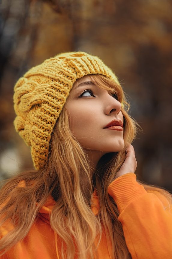 zimowa żółta czapka stylizacje