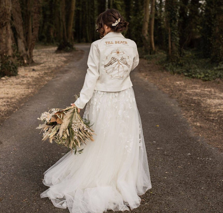 biała kurtka skórzana do sukni ślubnej