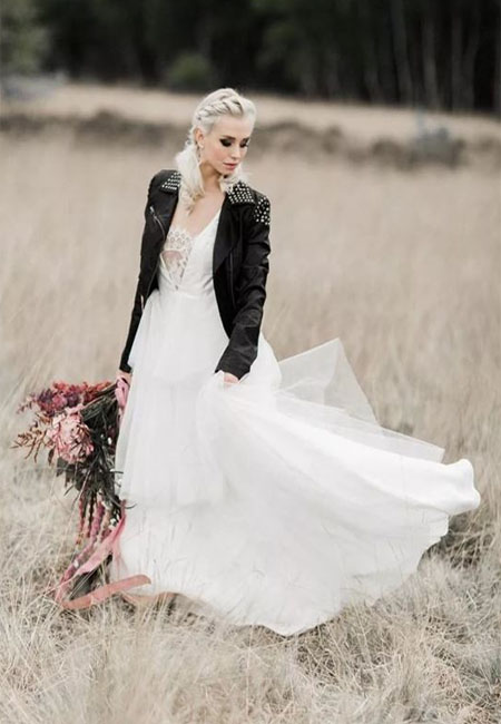 czarna skórzana kurtka do sukni ślubnej