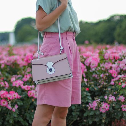 różowa torebka stylowo