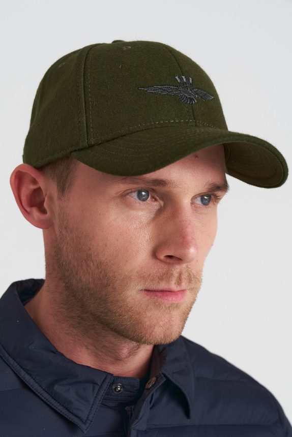 stylizacja zielonej czapki z daszkiem
