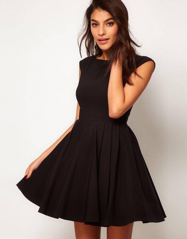Czarna sukienka stylizacje