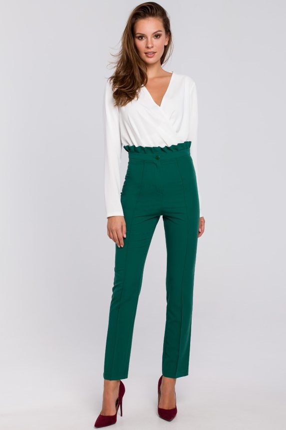 Zielone spodnie i beżowa bluzka