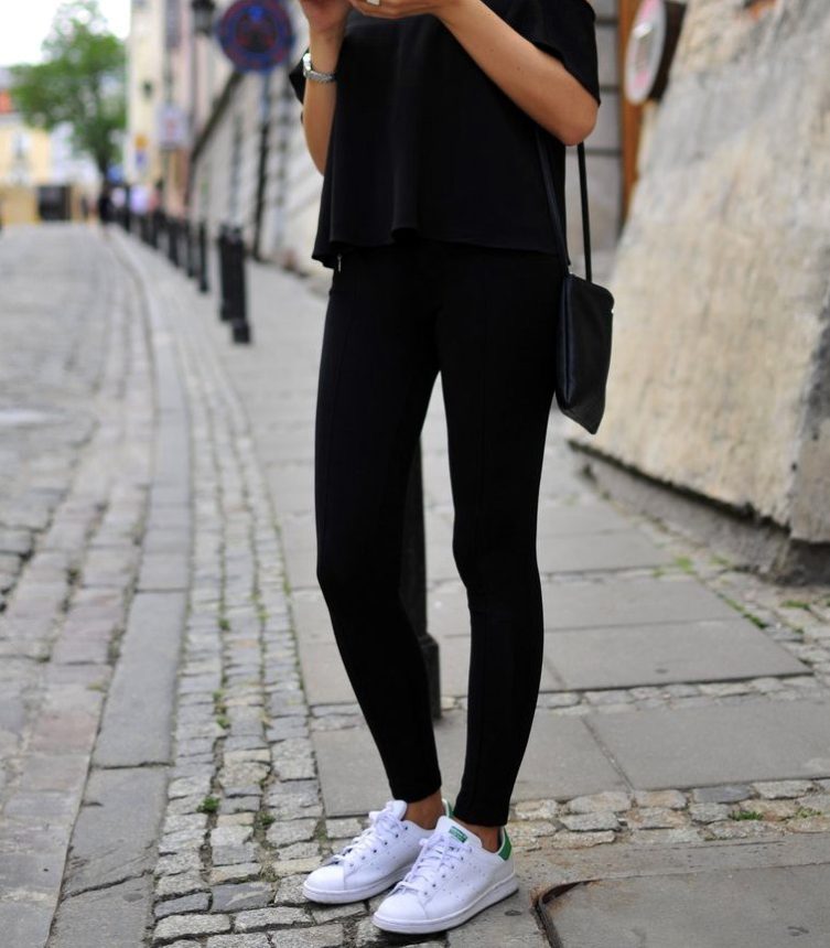 białe buty i czarne spodnie w stylizacje