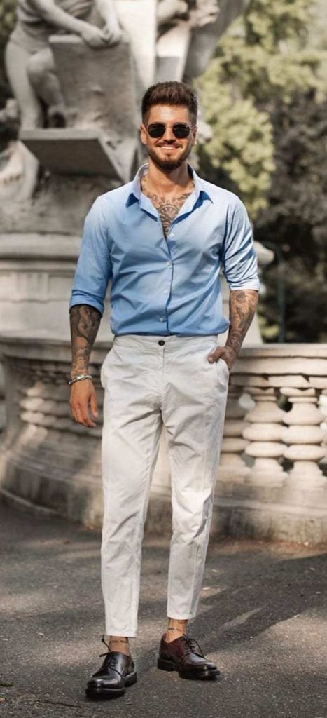 białe spodnie do niebieskiej koszuli