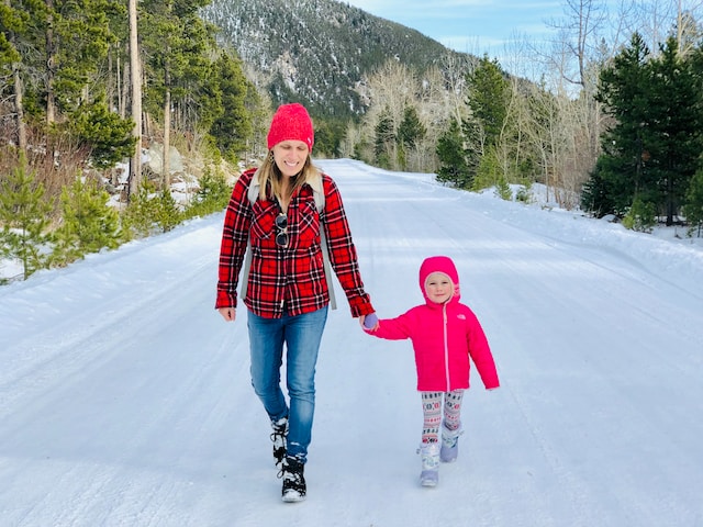 jak ubrać dziecko na spacer zimą