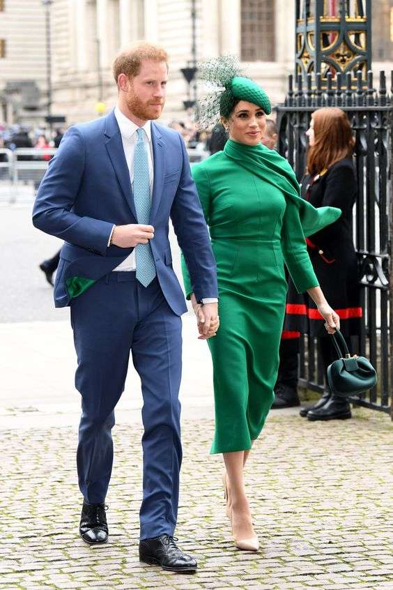 Jaki garnitur do zielonej sukienki pasuje kolorem