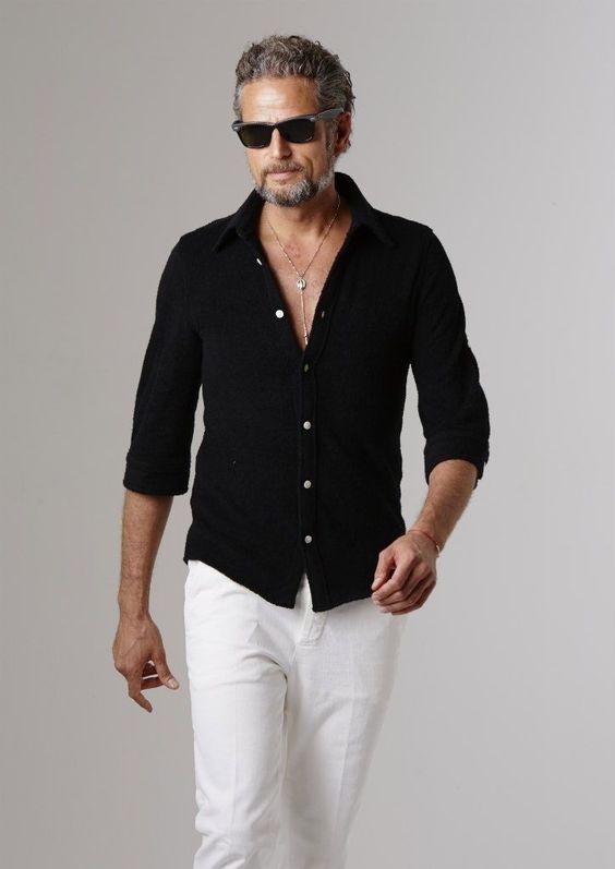 białe spodnie i czarna koszula męska