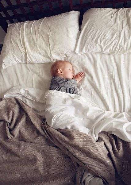 jak ubrać niemowlę do snu