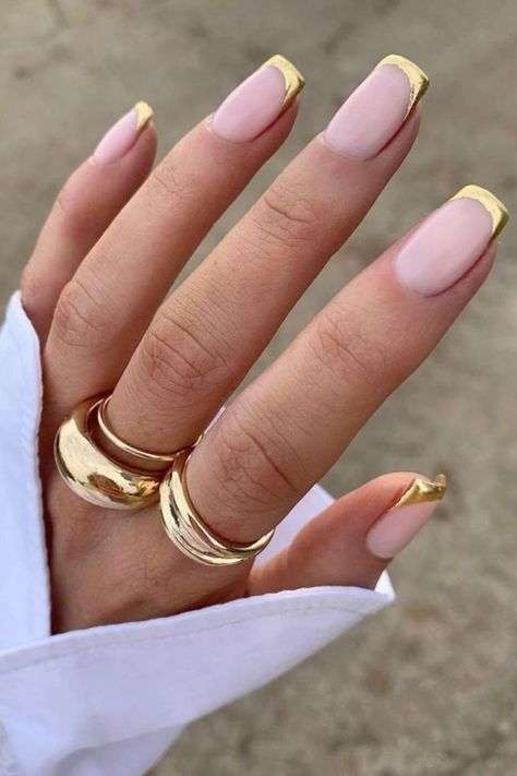 Beżowe paznokcie do złotej biżuterii