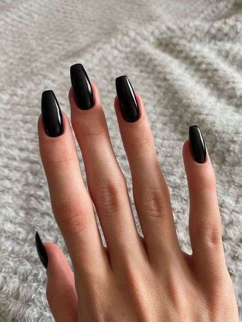 Czarny manicure do czarnej sukienki