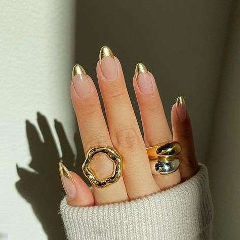 Długie paznokcie do złotej biżuterii