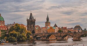 Jak się ubrać na wycieczkę do Pragi – super lista pakowania