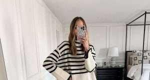 Sweter w paski eleganckie stylizacje