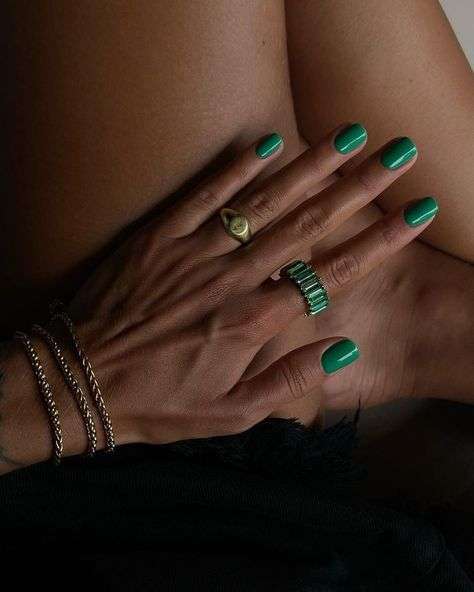Zielone paznokcie do czarnej sukienki