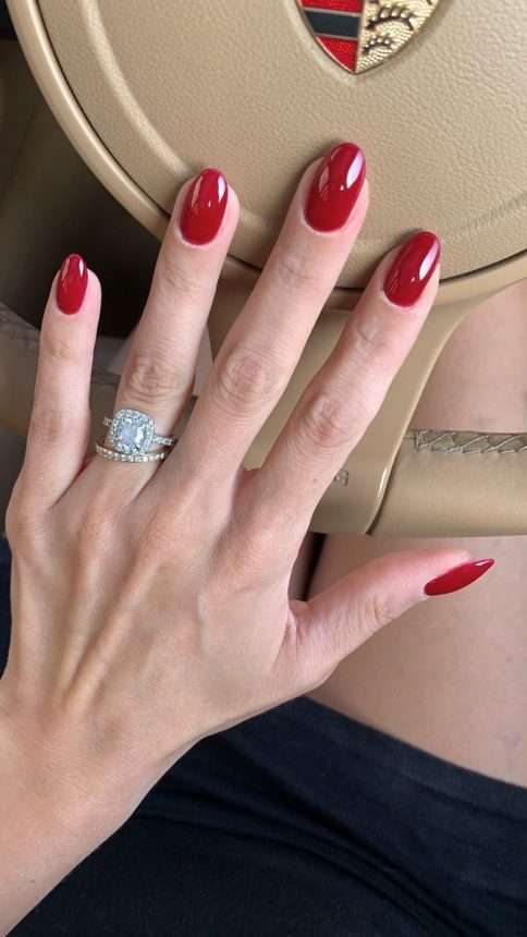 Złota sukienka a czerwone paznokcie