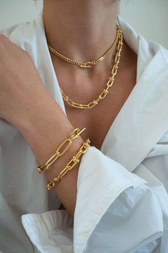 biżuteria ze złota w stylizacjach