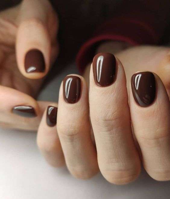 brązowe czekoladowe paznokcie
