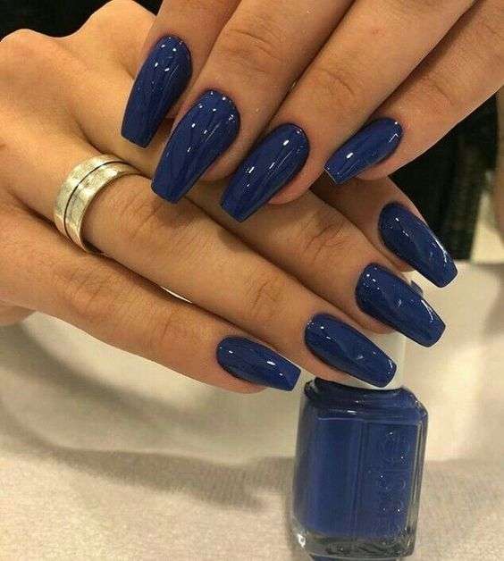 ciemnoniebieskie paznokcie do niebieskiej sukienk