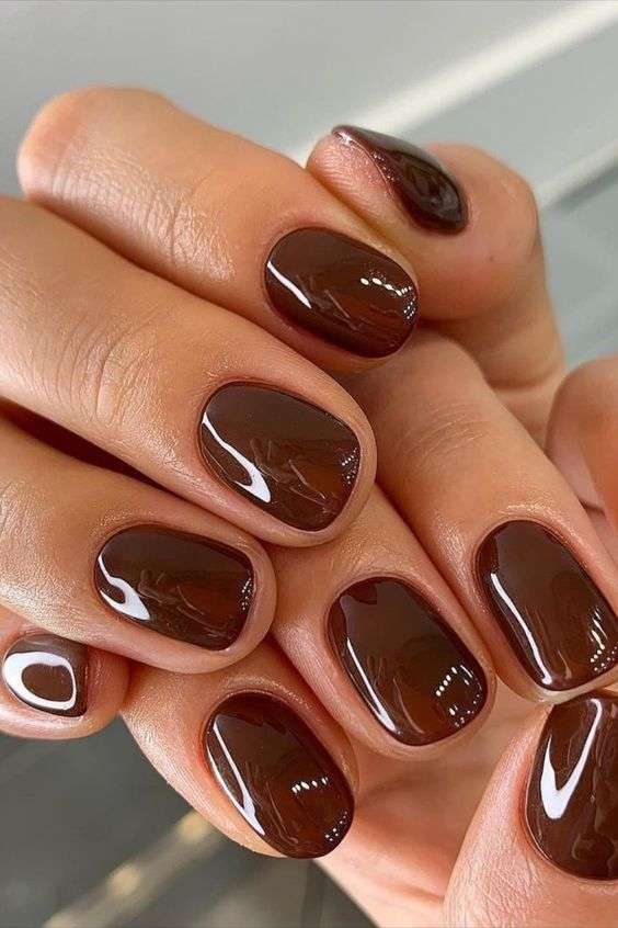 czekoladowe brązowe paznokcie