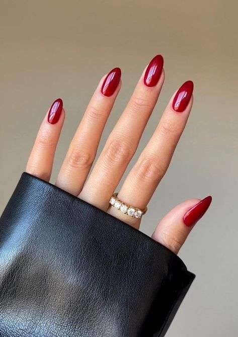 Czerwone paznokcie do czarnej sukienki