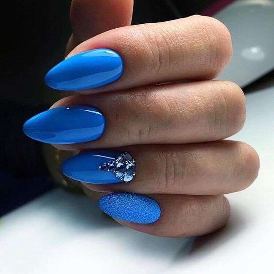 jakie paznokcie do niebieskiej sukienki