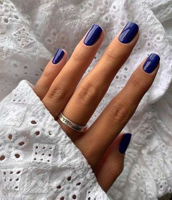niebieskie paznokcie do niebieskiej sukienki