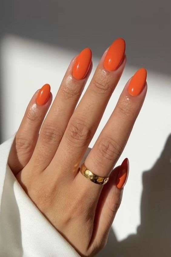 pomarańczowe paznokcie do niebieskiej sukienki