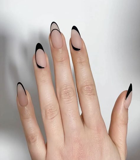 Czarne matowe paznokcie minimalistyczne