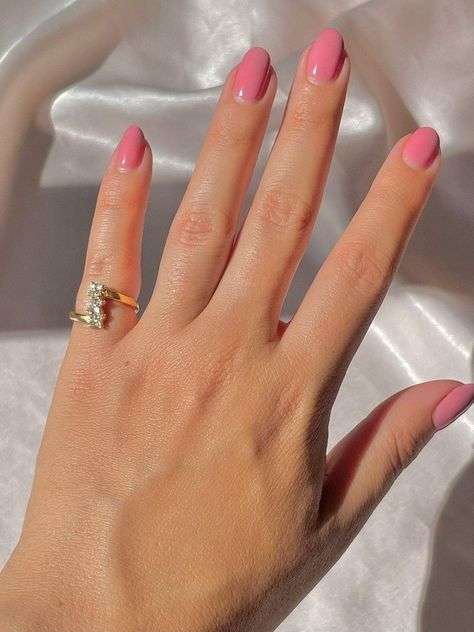 Delikatne paznokcie hyvrydowe różowe