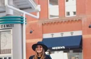 Stylizacji z długą spódnicą na jesień