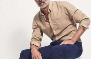 beżowa koszula do granatowych spodni