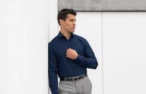 Jaka koszula do szarych spodni pasuje najlepiej – kolory granatowa koszula do szarych spodni