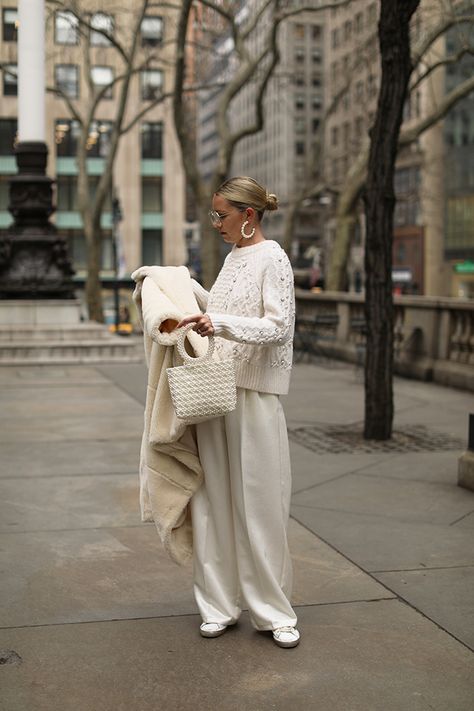 Biały sweter stylizacja elegancka