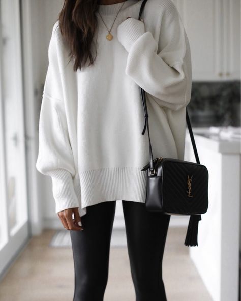 Biały sweter z legginsami