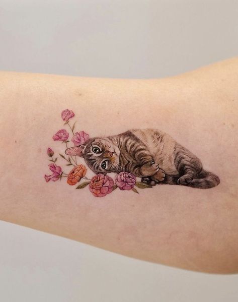 Kot tatuaż z kwiatami