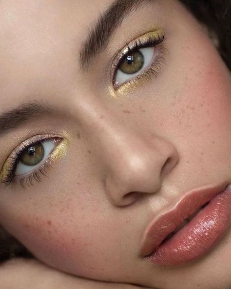 Makijaż jesienny żółty
