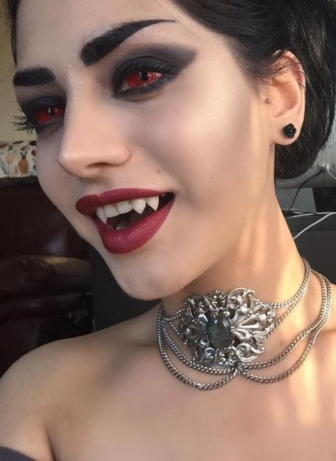 Makijaż wampir jak zrobić
