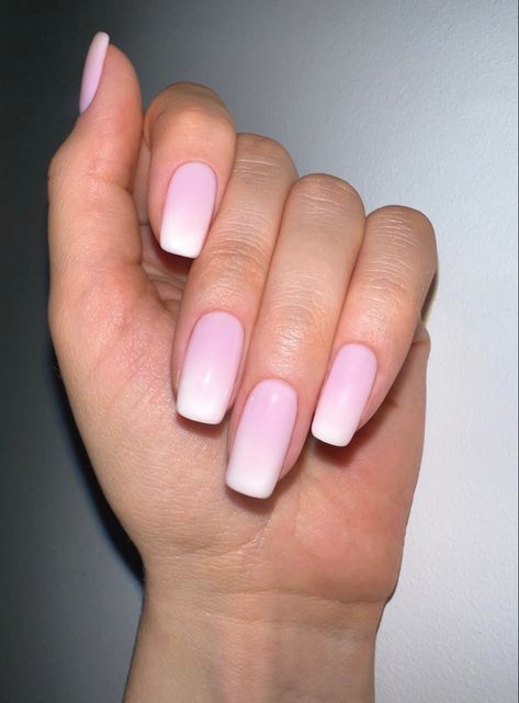 Manicure ombre różowo biały