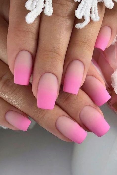 Manicure ombre różowy