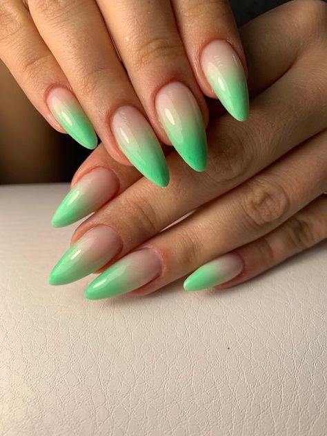 Manicure ombre zielony