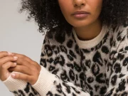 Sweter w panterkę - 30 ciekawych stylizacji