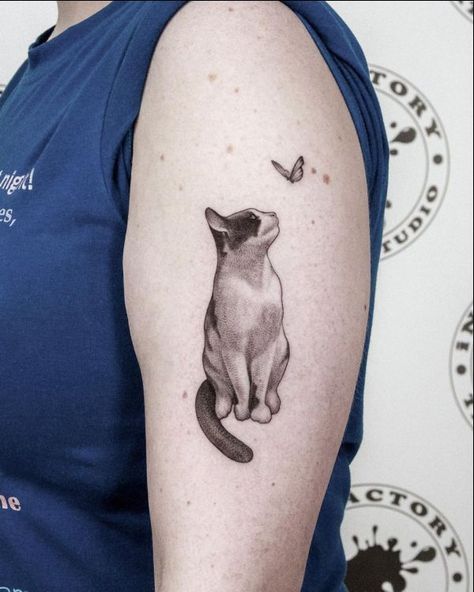 Tatuaz kota abstrakcja