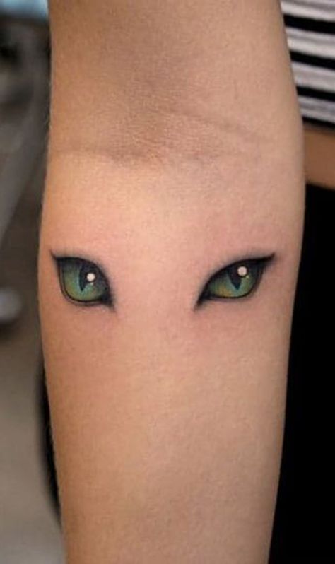 Tatuaż z kocimi oczami