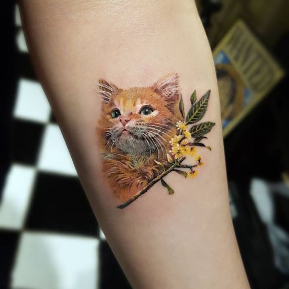 Tatuaże z kotem jako część wzoru