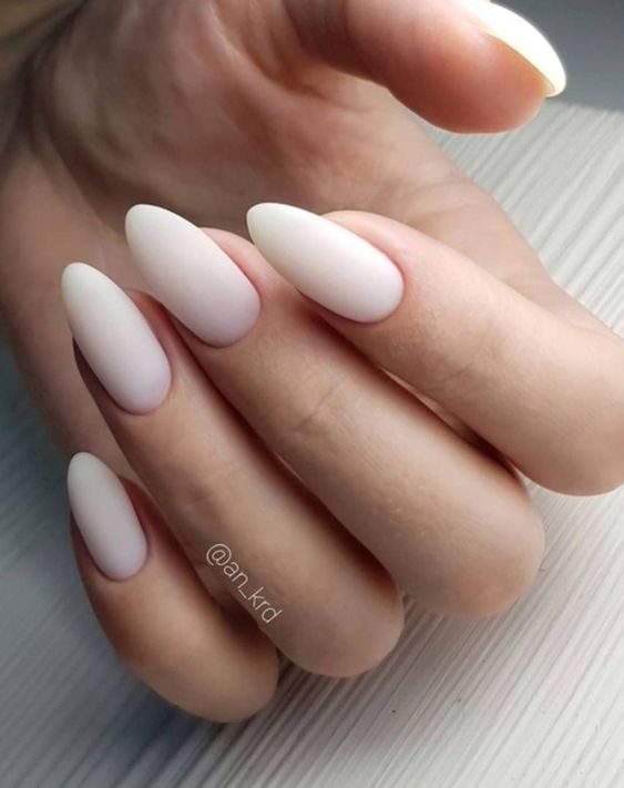 białe matowe paznokcie