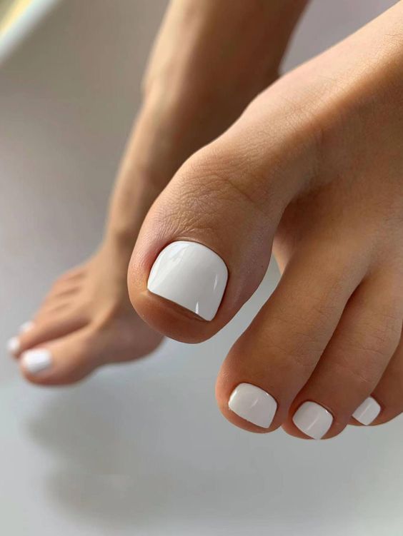 białe paznokcie u nóg krótkie