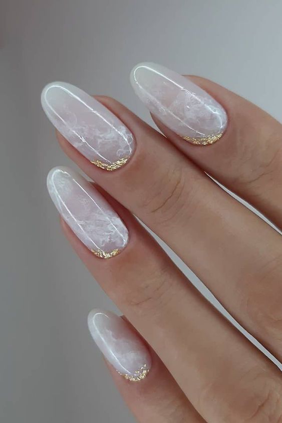 białe paznokcie ze złotem