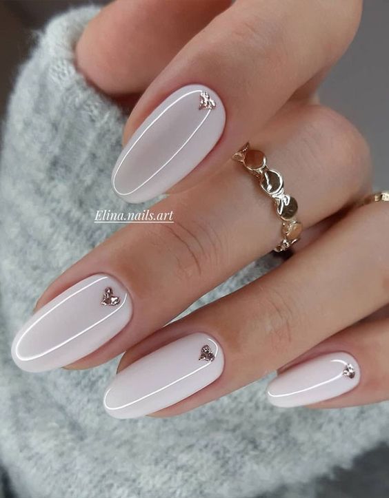 białe paznokcie ze złotym motywem